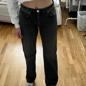 Jeans - Ett par mid rise jeans från Zara! Aldrig använda då jag köpte dessa i fel storlek! Skulle säga att de passar er som normalt sett har storlek 38💕⚡️👊🏼