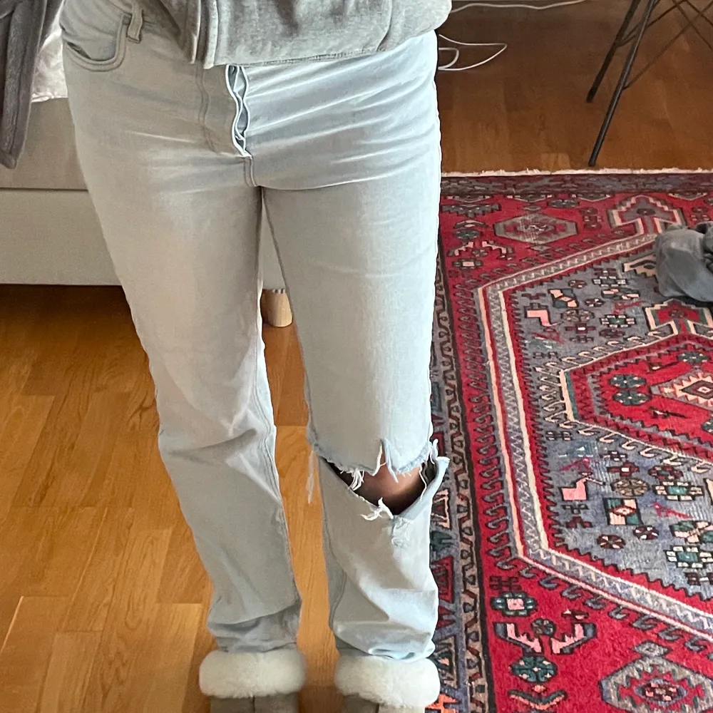 Säljer dessa skit snygga raka ljusblåa jeansen! Dom ser vita ut på kameran men de är ljusblåa. Jag är 172, jeansen är i bra skick🥰. Jeans & Byxor.