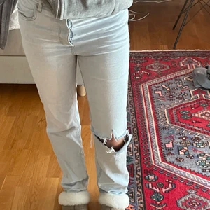 Raka ljusblåa jeans!  - Säljer dessa skit snygga raka ljusblåa jeansen! Dom ser vita ut på kameran men de är ljusblåa. Jag är 172, jeansen är i bra skick🥰
