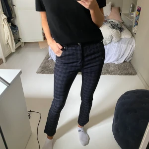 Rutiga kostymbyxor - Ett par jättefina kostymbyxor som sitter fint på från ” belfe & belfe”. Står inte i ”svensk storlek” men jag har storlek 36 och dessa sitter lite tajt på mig, så förmodligen en 36a! 