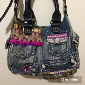 Söker denna handväska från Desigual för jag hittar inte samma på affären, skicka gärna om du har och vill sälja den