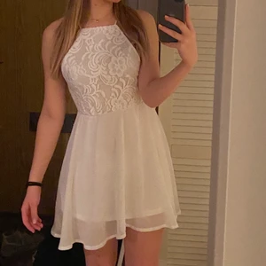 Vit klänning - Jag säljer min superfina sommarklänning! Säljer pga att den inte kommer till användning längre. Superbra skick och använd bara några få gånger. Underkjolen är superbra och åker inte heller upp när det blåser eller liknande. Priset kan diskuteras, skriv för fler bilder💞💞 nypris ca 500kr