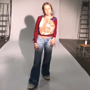 Moral väst - Väst från @__moral.__, allt material är secondhand och handsytt!  Gå in på __moral.__ på instagram eller www.moral-moral.se för fler färger och mer kul!❤️