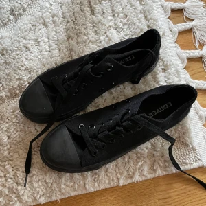 Svarta Converse - Svarta Converse i Stl 38, knappt använda så fint skick! 