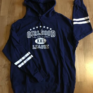 Hoddie  - Mycket skön oversize hoddie från HM.                                                           Mörkblå med vitt tryck, strl S                                                                 Frakt tillkommer 