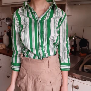 Grön och vitrandig skjorta från H&M  - Unik skjorta med trekvartsärmar, köpt second hand men ursprungligen från H&M. Storlek 38 men passar mig som oftast har 34-36. Betalning sker via swish.