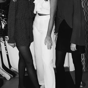 Vita kostymbyxor från bikbok strl 38 - Använda en gång, utmärkt skick. Jag är 170:)