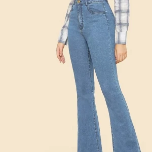 High waist flare leg - Nya byxor                                                                      Oanvända High waist flare leg som kostar 400kr med leverans inom Växjö. De är i bra skick. Storlek: L 33. Färg: ljusblå jeans. Kan gå ner i pris. 