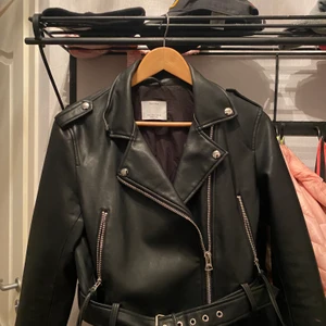 Skinnjacka - Knappt använd sitter väldigt snyggt BUDGIVING I KOMMENTARENA DÅ MÅNGA ÄR INTRESSERADE. Går den över 250kr bjuder jag på frakten 