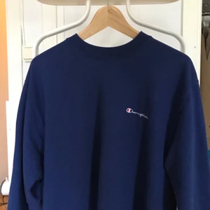 blå vintage champion sweatshirt - Blå vintage champion sweatshirt, st L men jag som brukar ha S bär den bra som oversize:)) Många intresserade så buda gärna i kommentarerna💕