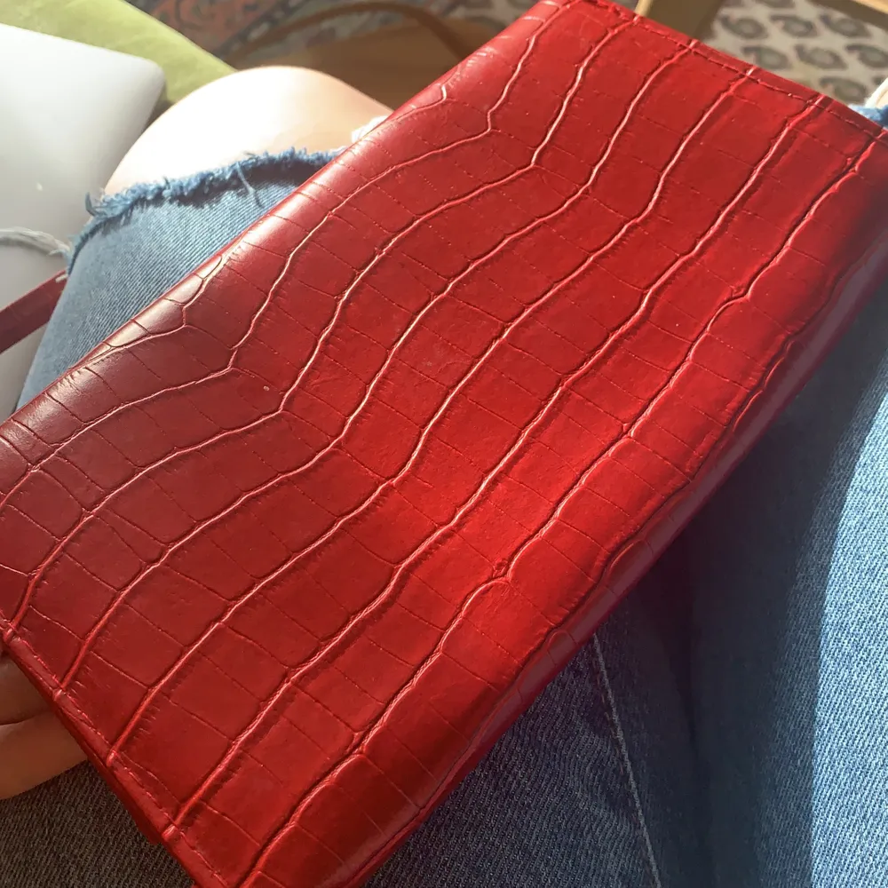 Super fin röd handväska! Tror inte det är läder men liknar det iallafall . Väskor.