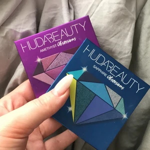 Huda beauty paletter - , knappt använda. Båda är swatchade och vissa färger har jag använt ca tre ggr. Nypris 329 kr st, en för 265 båda för 500💙💜💖💗💜