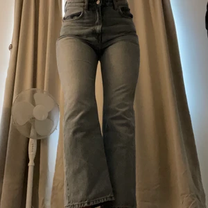 WEEKDAY VOYAGE JEANS - Säljer nu mina älskade voyage jeans för dom sitter för tajt nu mera. W29 L30. 