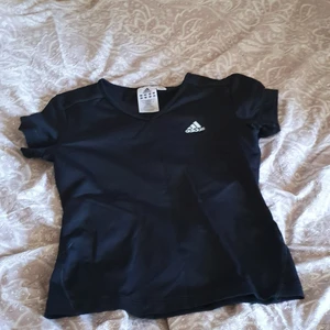 Adidas sit topp - Säljar Adidas  T.SHIRT som kan vara användas som top eller training top. I mycket bra skick och stretcher.passar xxs_ s