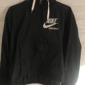 Nike sportswear vindjacka - Vindjacka från Nike sportswear. Köpt för 699kr, använd men bra skick. 