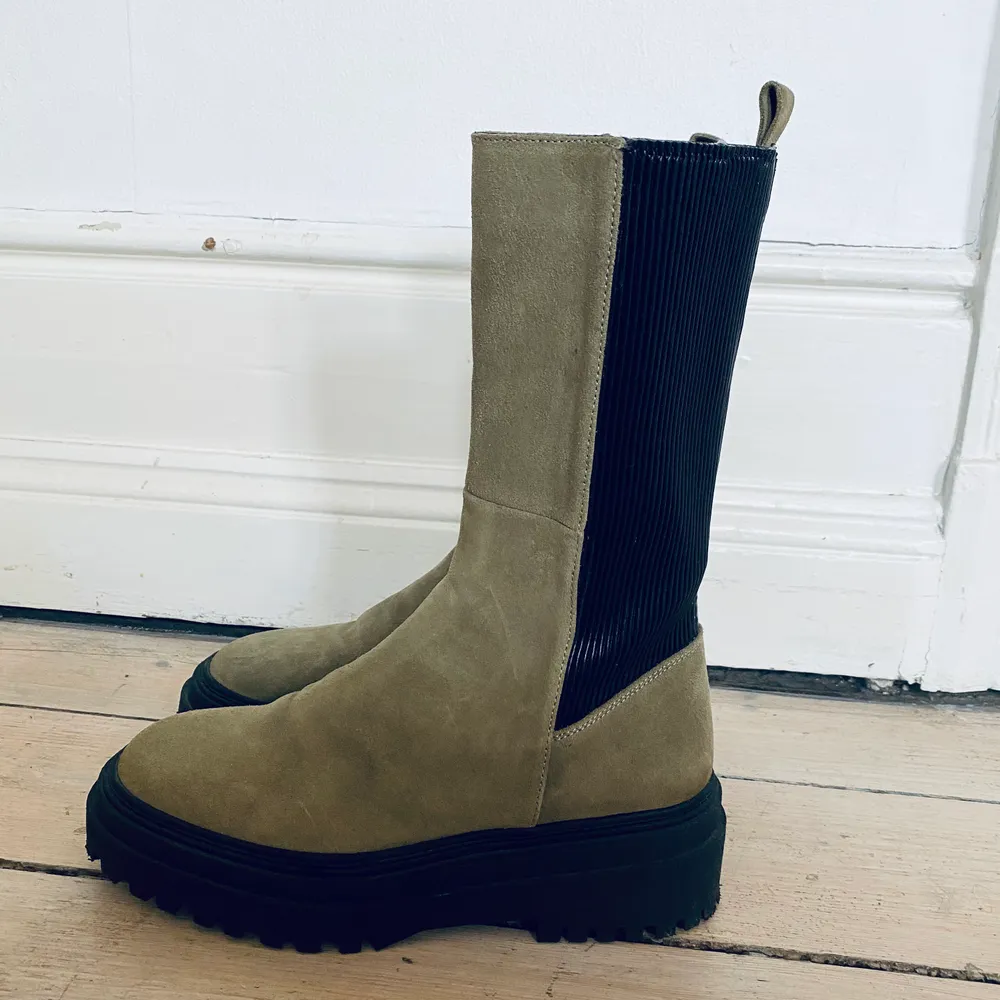 Suede, light green platform boots. Size 40. Worn only once. Original price: 999 SEK. . Skor.