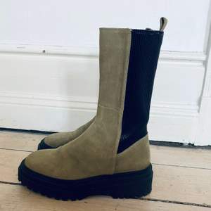 Suede, light green platform boots. Size 40. Worn only once. Original price: 999 SEK. 