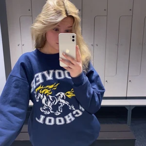 Vintage sweatshirt  - En sweatshirt ifrån beyond retro som är i sjukt fint skick! Eftersom sweatshirten blivit mycket populär så blir det budgivning ifrån 250kr i kommentarerna💕 Budgivningen avslutas på tisdag kl 18.59🥰