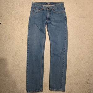 Säljer mina dressmann jeans storlek 30/30, dom är använda men inga hål eller fläckar, Tar emot bud!