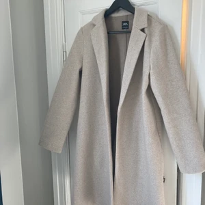 Zara, kappa, beige, M  - Superfin vårkappa i en fin beige färg, använd max 5 gånger!! Frakt ej inkluderat. 