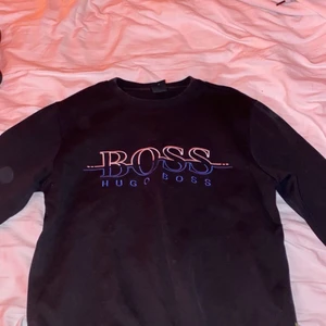 Tröjor  - Första, Boss tröja S slim fit, lite slitningar men inget som märks. Andra, Boss tröja S slim fit, inga större slitningar och är i fint skick. Tredje, Boss Hoodie XS, ganska grova slitningar på armarna annars super skön (säljer den billigt) Hör av er om ni är intresserade för pris osv‼️