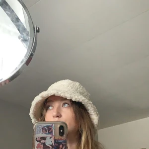 Fluffig buckethat  - Jättegullig fluffig hatt köp secondhand. Helt i nyskick och med justerbar kant😊
