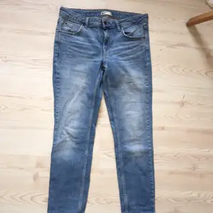 Blå denim jeans från Gina Tricot storlek 38 i gott skick. Lite slitna vid framfickans kant. Snygg färg till vår och sommar!