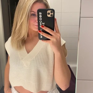 MONKI , stickad väst - Säljer denna bekväma och fina stickade västen från MONKI. Den har aldrig kommit till användning i garderoben och är därmed anledningen till varför jag säljer den💗 Skriv till mig eller i kommentarerna om du är intresserad🤗