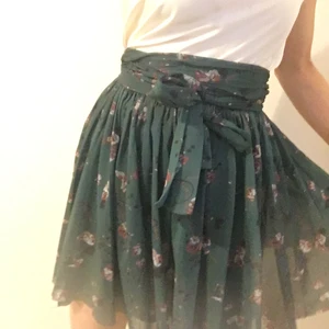 Ganni kjol grön mesh XS-S - Grön Georgette kjol med blommig mönster och lång skarp för knyta i midjan från GANNI. Modellen heter Olive.