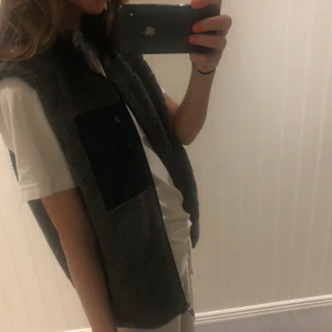 Teddy vest - En så mysig grå teddy vest, i princip helt oanvänd! 
