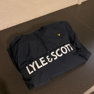 Lyle & scott jacka  - Blå lyle & scott jacka, knappt använd och är i väldigt bra skick. Den är köpt på kidsbrandstore så blir barnstorlek men den är som en S