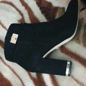 Skor - Högklackade skor med guldmedaljer. Aldrig använda, nypris 1095kr, från zalando, slutsålda