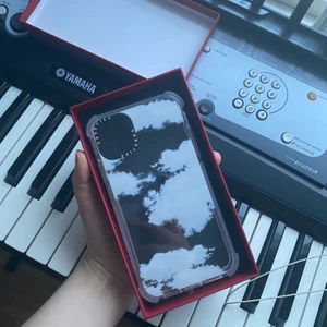 Casetify skal ( iPhone 11) - Råkade få hem likadana skal från casetify, kostade sammanlagt  ungefär 650 kr inklusive tull och frakt. Helt oanvänt, med skyddsplast på. Själva skalet har höga kanter som skyddar från repor om man lägger mobilen med skärmen ner. Om flera är intresserade blir det budgivning <3