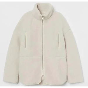 Teddyjacka🤍🤍 - Säljer min teddyjacka från HM!! Perfekt nu till våren🤍 Strolek S, buda i kommentarerna<3  Budgivningen avslutas torsdag 20.00!!