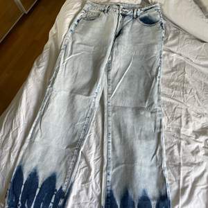 Ett par DIY jeans som är skit balla! Inte kommit till användning men dem är helt nya och breda och raka i modellen. Kolla gärna in fler saker jag säljer 🤎