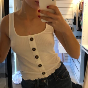 Linne - Säljer detta linnet från nakd i storlek Small andvända fåtal gånger. Knapparna är brunsvarta.  Köparen står för frakt