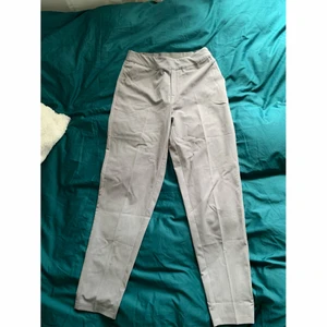 Kostymbyxor - Gråa kostymbyxor från Object i storlek 34. Köpt för 2 år sedan men endast använda fåtal gånger. Felfria. Tighta i modellen.