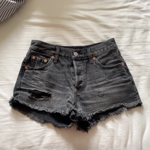 Levi’s shorts - Supersnygga Levi’s 501 shorts som jag tyvärr växte ur direkt, använda 1-2 gånger nypris 649kr. Köparen står för frakt
