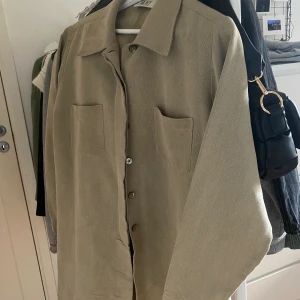 Skjorta - En oversized skjort jacka/skjorta. Svårt att fånga exakta färgen på bild. Men den är använd få gånger och är i fint skick. 