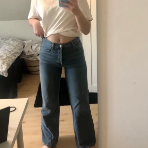 Jeans  - Säljer ett par jeans från Never Denim (Bikbok). De är i super fint skick, och säljes då den tyvärr är lite för små för mig. Köparen står för frakten!