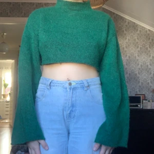 Croppad stickad tröja - En croppad stickad tröja ifrån monki med långa vida ärmar, knappt använd!
