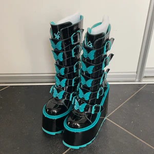 Dune butterfly platform - Oanvända riktigt snygga plattformskor av veganskt läder. Säljer pga fel storlek