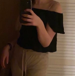 Svart off shouldertopp - Jättesöt svart topp från Yoins som tyvärr inte kommer till användning längre. Superskön att ha på sig och passar till väldigt mycket. Använd några gånger men fortfarande i väldigt bra skick💞💞