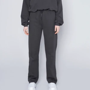 LXA sweatpants dark grey  - Nästintill oanvända sweatpants från lxa. Slutsålda på hemsidan! Köparen står för frakt, 500kr eller högsta bud