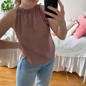 Neo noir topp  - Säljer denna fina topp från Neo Noir😍 endast använd en gång. Man kan knyta den hur hårt eller löst man vill runt halsen:) 