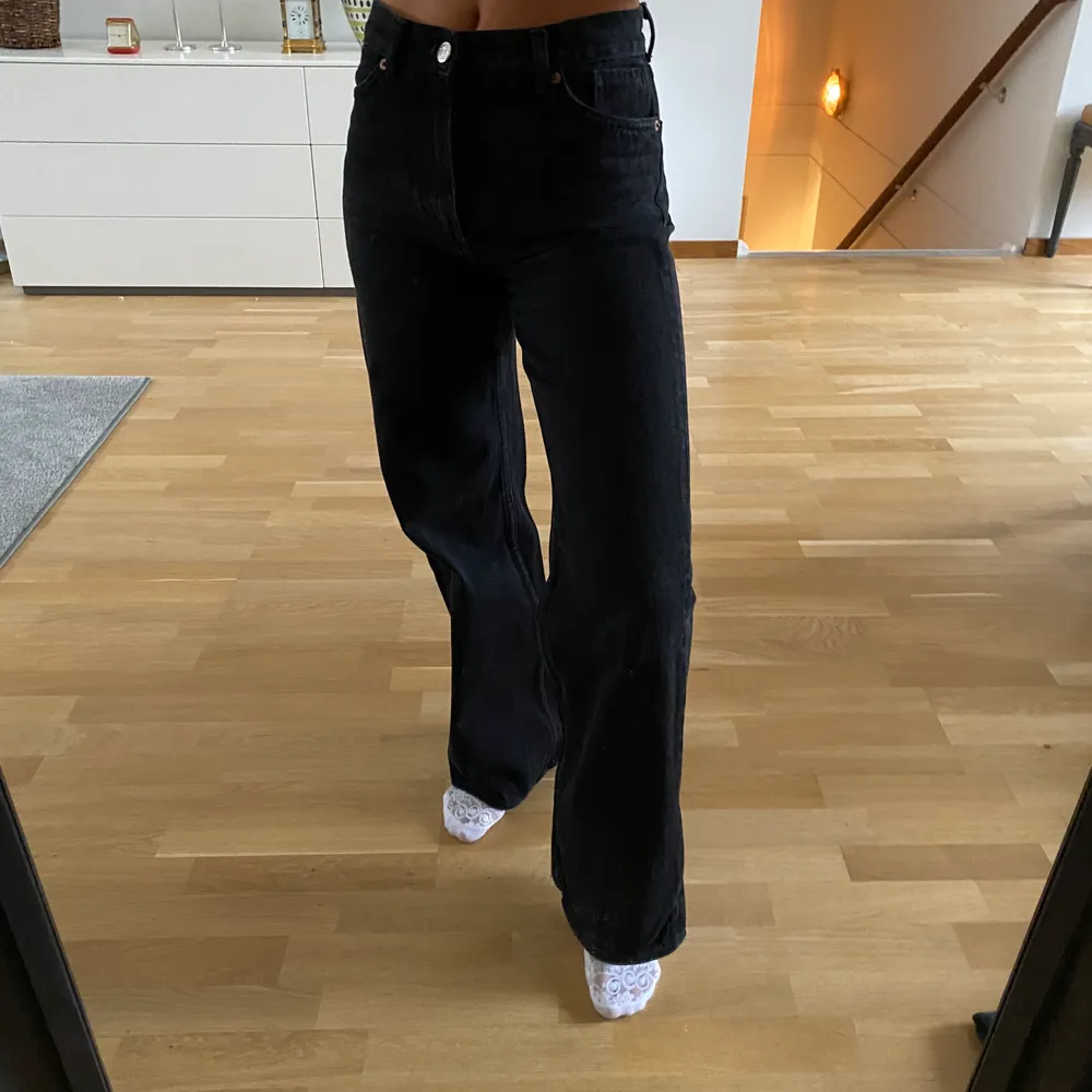 Svarta jeans från Monki i storlek 25. Jeans & Byxor.