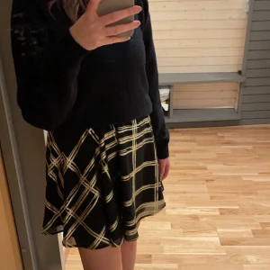 Kjol Mint & berry  - Säljer denna superfina kjolen som passar till så mycket! Den är i nyskick aldrig använd och prislappen är kvar. Köparen står för frakten o buda i kommentarerna💕