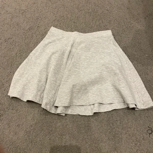 fin kjol - jätte fin grå  kjol säljer för ingen användning. 30 kroner.❤️
