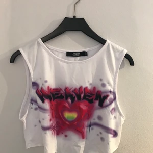 Croptop - Supersnygg croptop från jaded london, aldrig använd. Storlek 42 men passar mindre storlekar också beroende på hur man vill att den ska sitta. Nypris 349:-