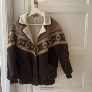 Retrojacka - Oversize:ig i storleken. Passar även en S.